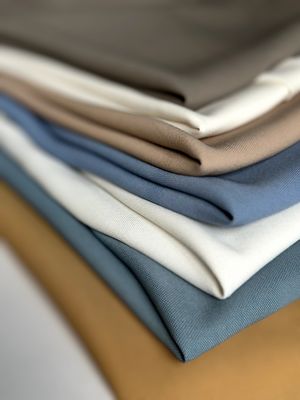 SLUB スタイル 100% ポリエステル 抗生物質 ストレッチ マット 素早く乾燥するサテン 衣装用