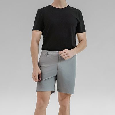 スタイリッシュで機能的な ストリートウェア 男性用 圧縮ショートパンツ 屋外活動